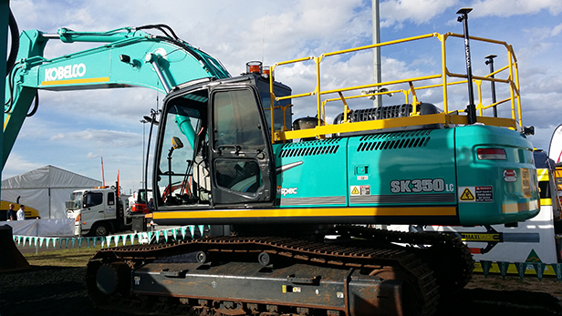 Image Snaps From Kobelco Site Civenex 2015 2 - Kobelco Excavators