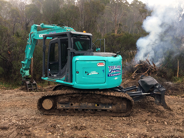 Image Treloar Transport Share Name Of Their New Ed160 3 - Kobelco Excavators